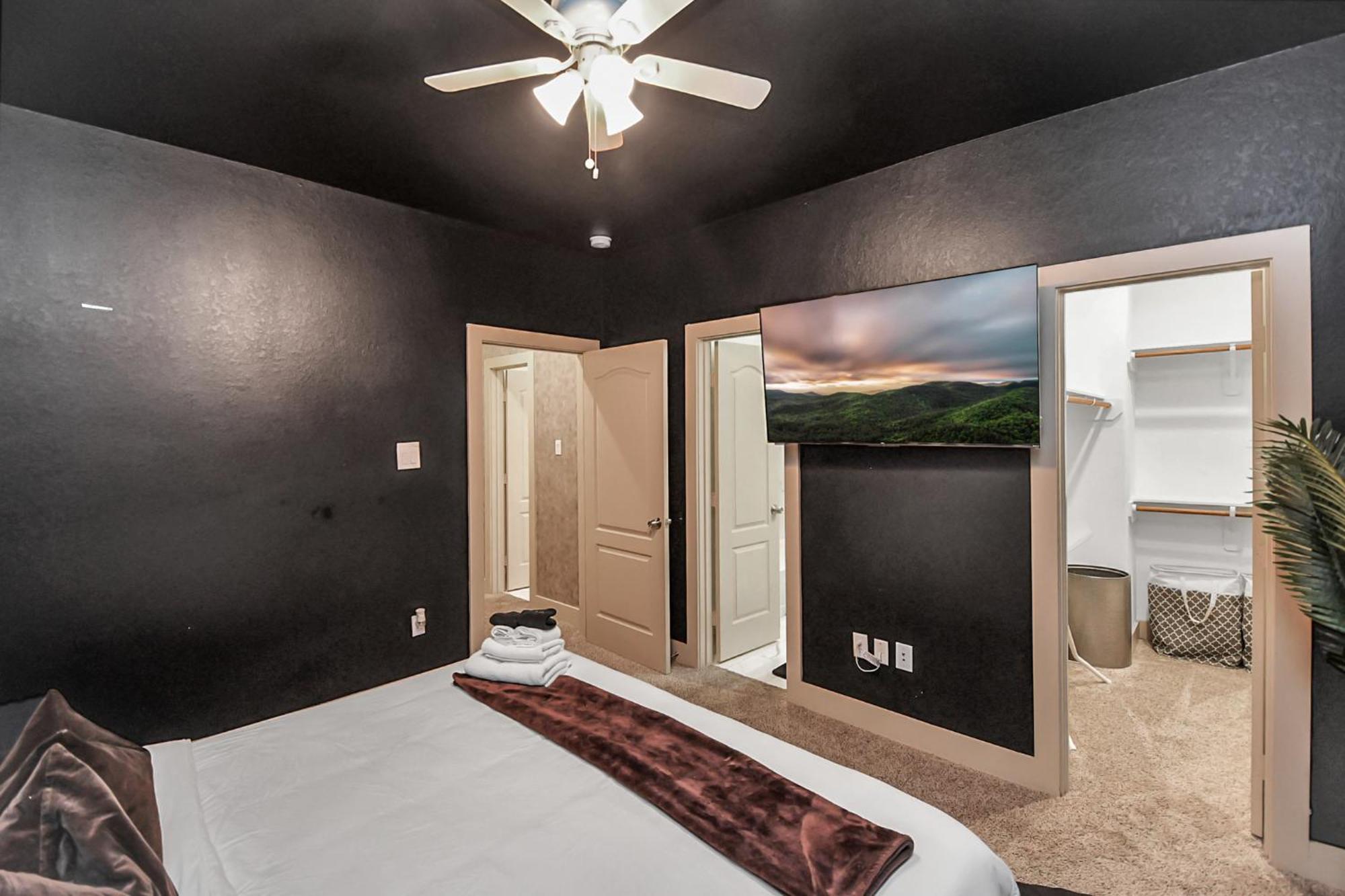 Apartment 2 Homes! Sleeps 18, Games, Gated Parking & More! Houston