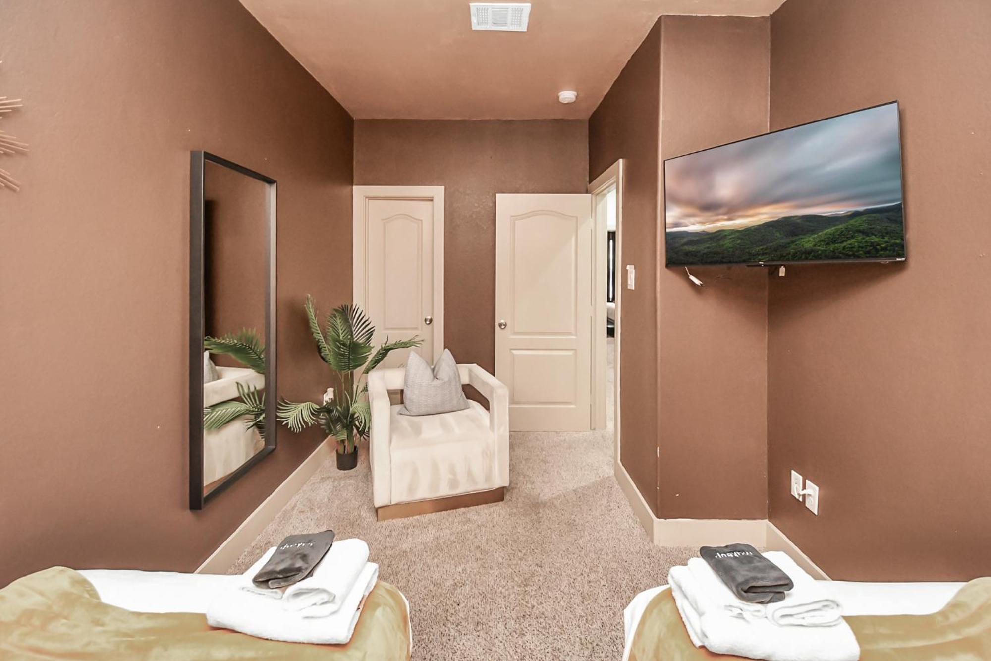 Apartment 2 Homes! Sleeps 18, Games, Gated Parking & More!