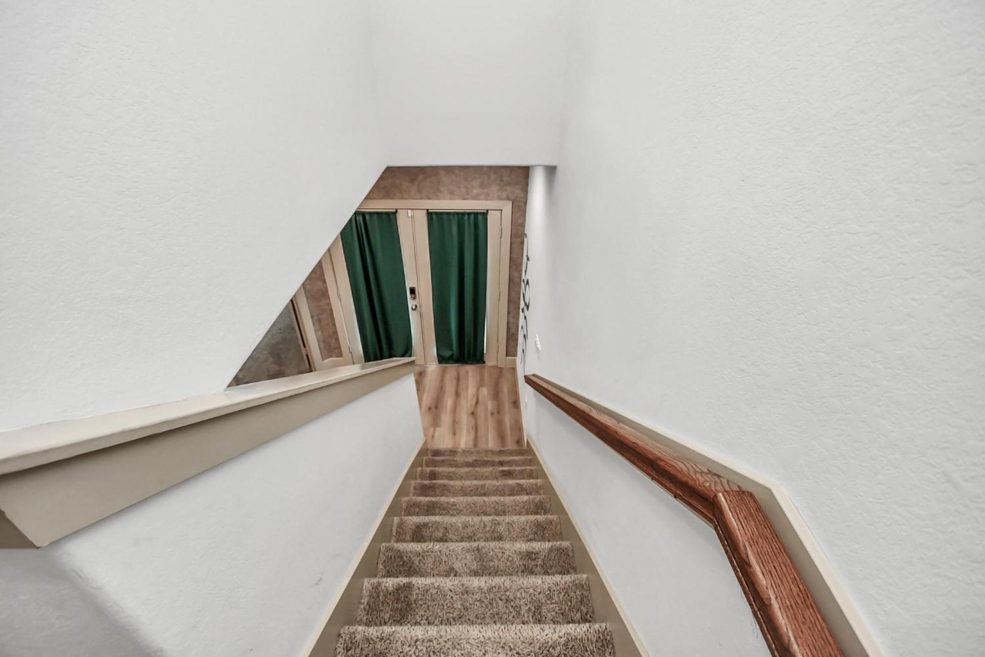 2 Homes! Sleeps 18, Games, Gated Parking & More! Apartment *