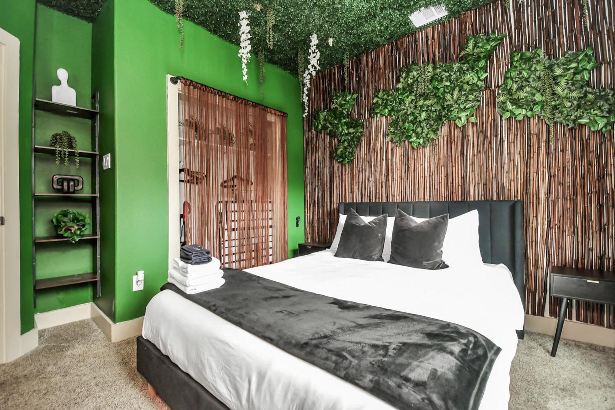 Apartment 2 Homes! Sleeps 18, Games, Gated Parking & More! Houston