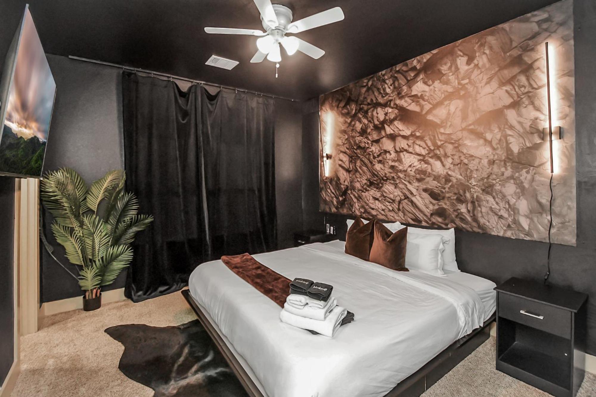 2 Homes! Sleeps 18, Games, Gated Parking & More! Houston