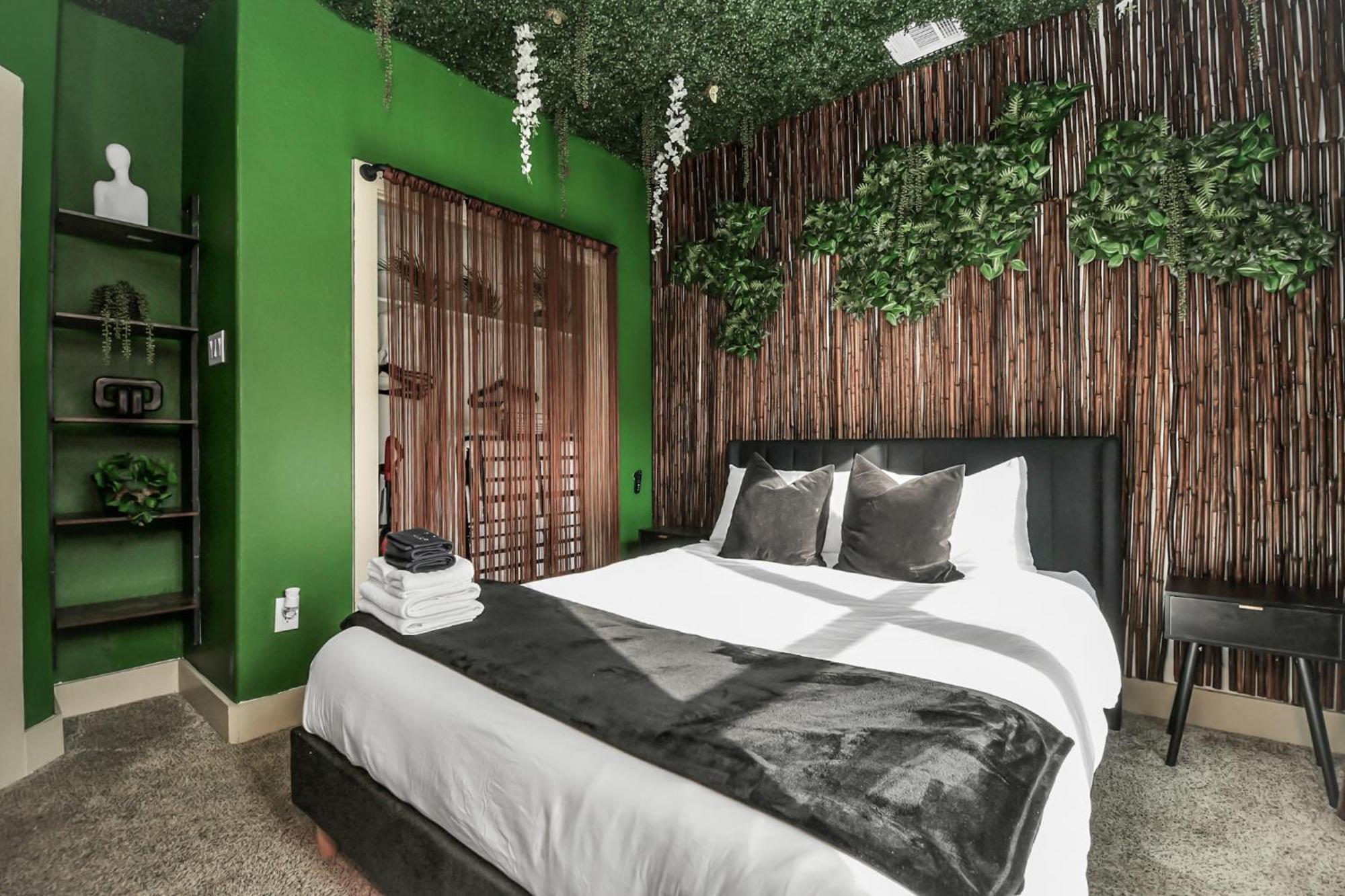 2 Homes! Sleeps 18, Games, Gated Parking & More! * Houston
