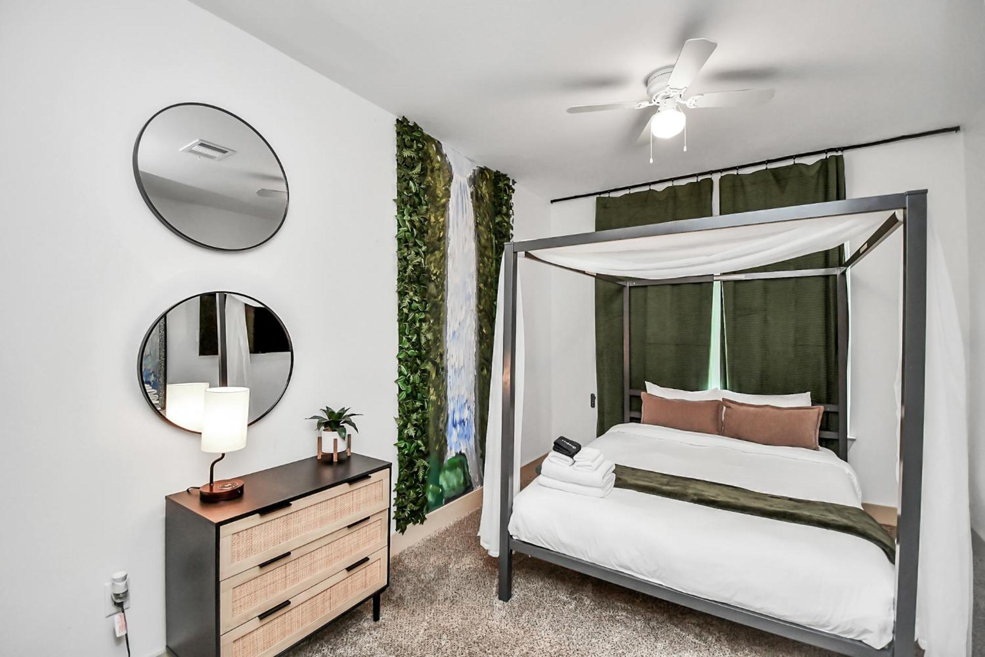 2 Homes! Sleeps 18, Games, Gated Parking & More!