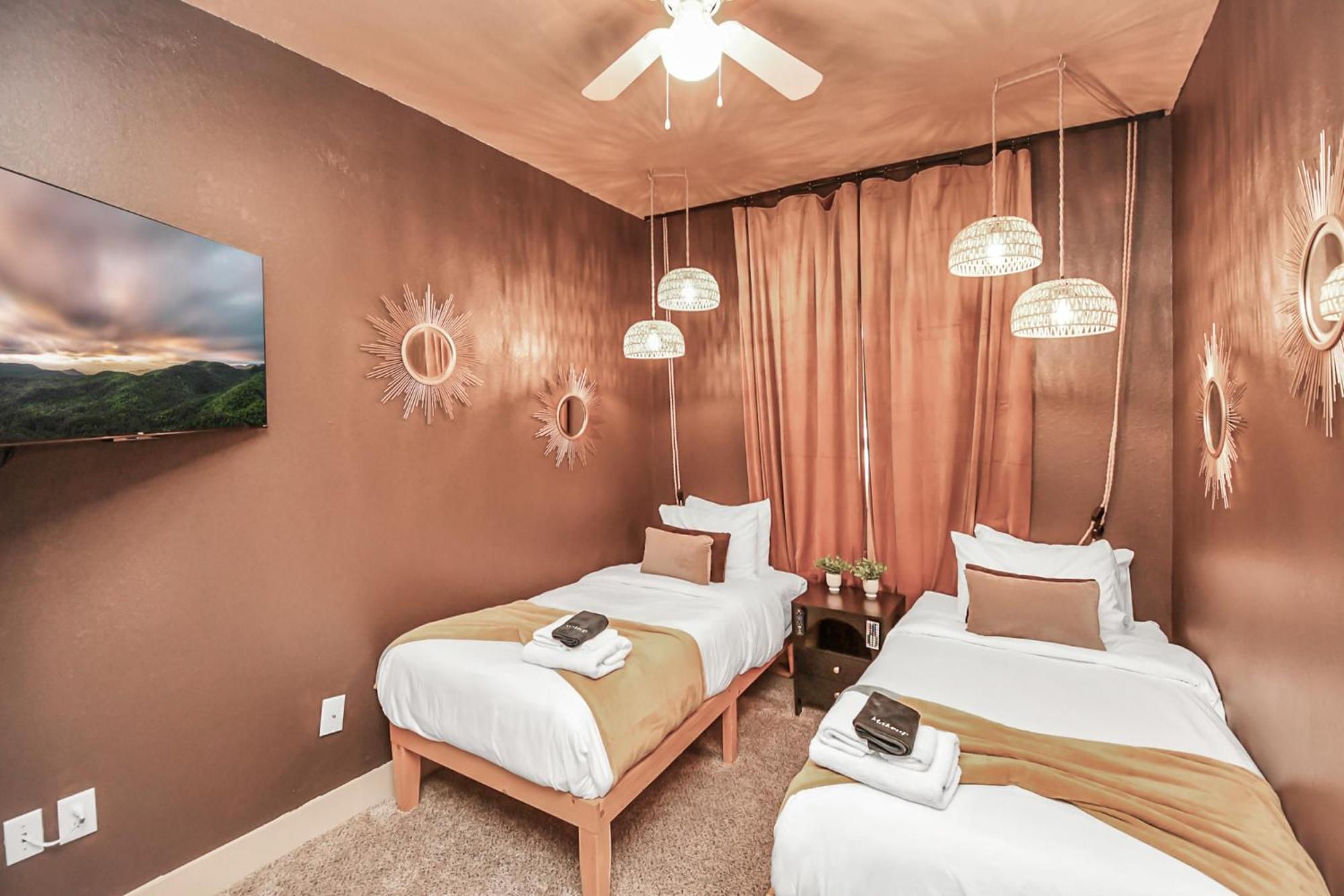 Apartment 2 Homes! Sleeps 18, Games, Gated Parking & More!