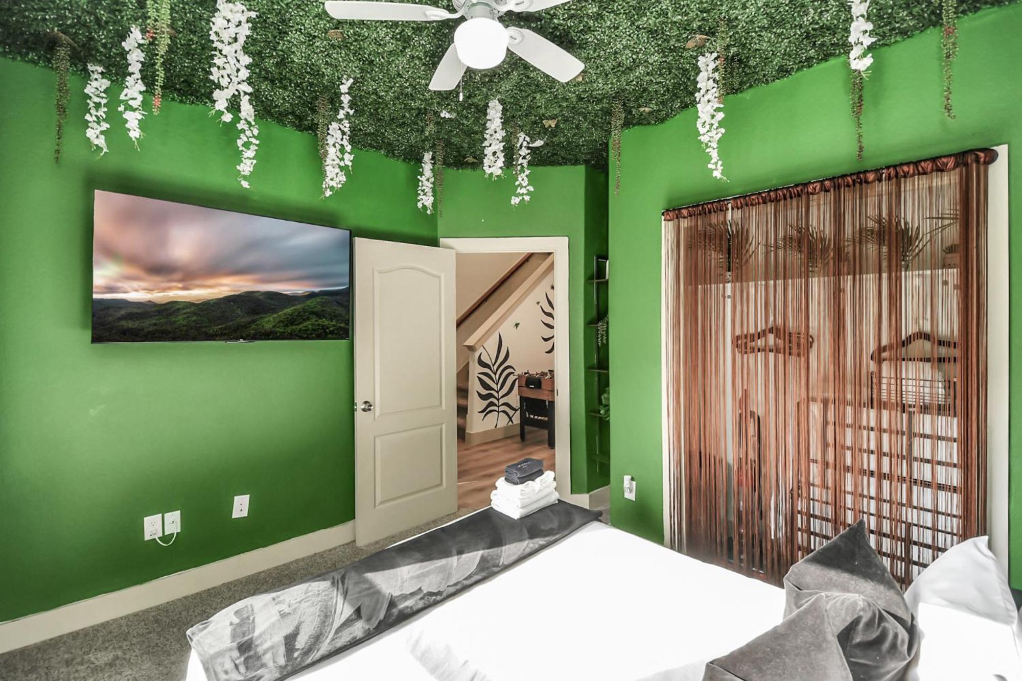2 Homes! Sleeps 18, Games, Gated Parking & More! Apartment *