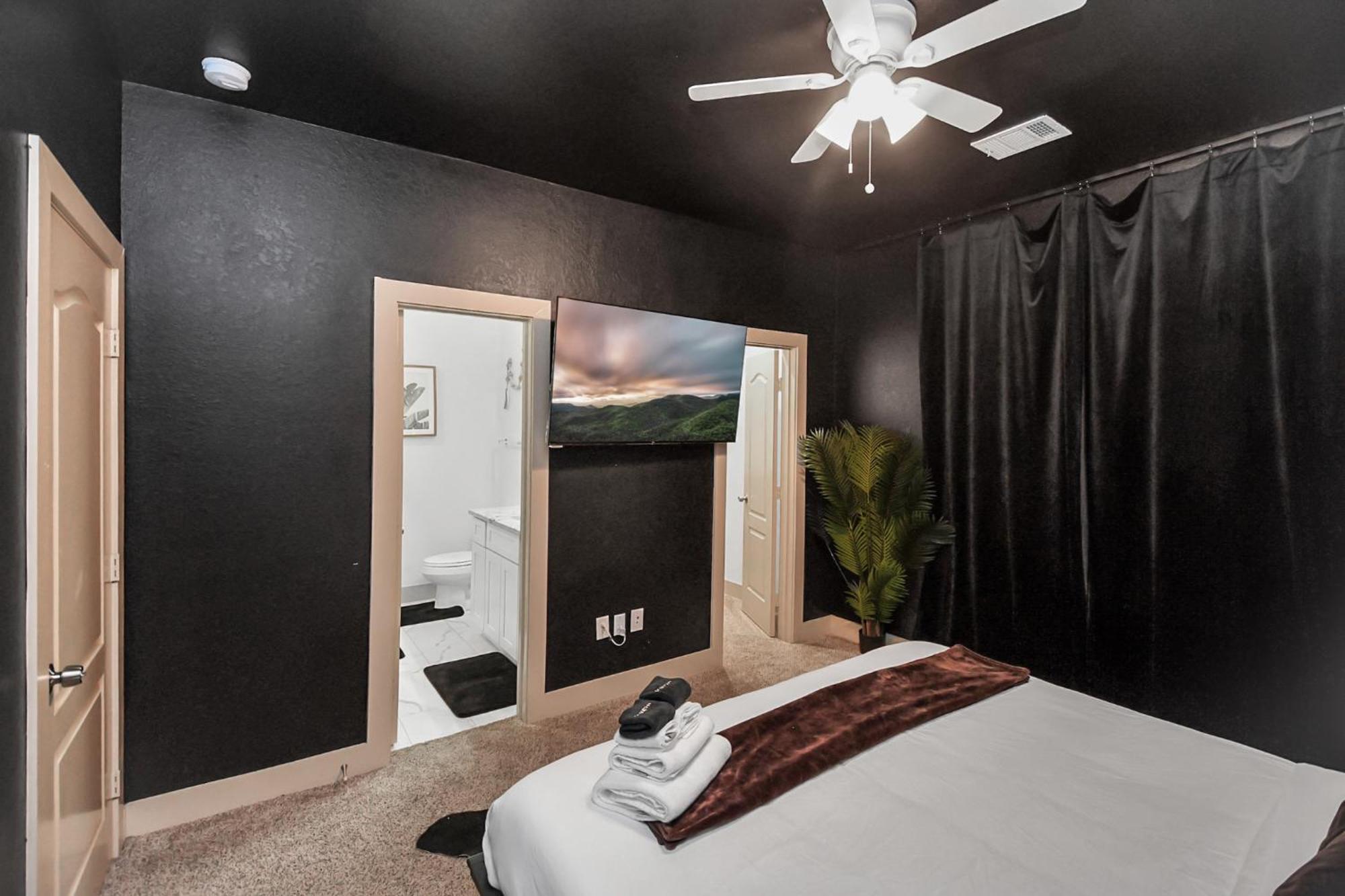 Apartment 2 Homes! Sleeps 18, Games, Gated Parking & More! *