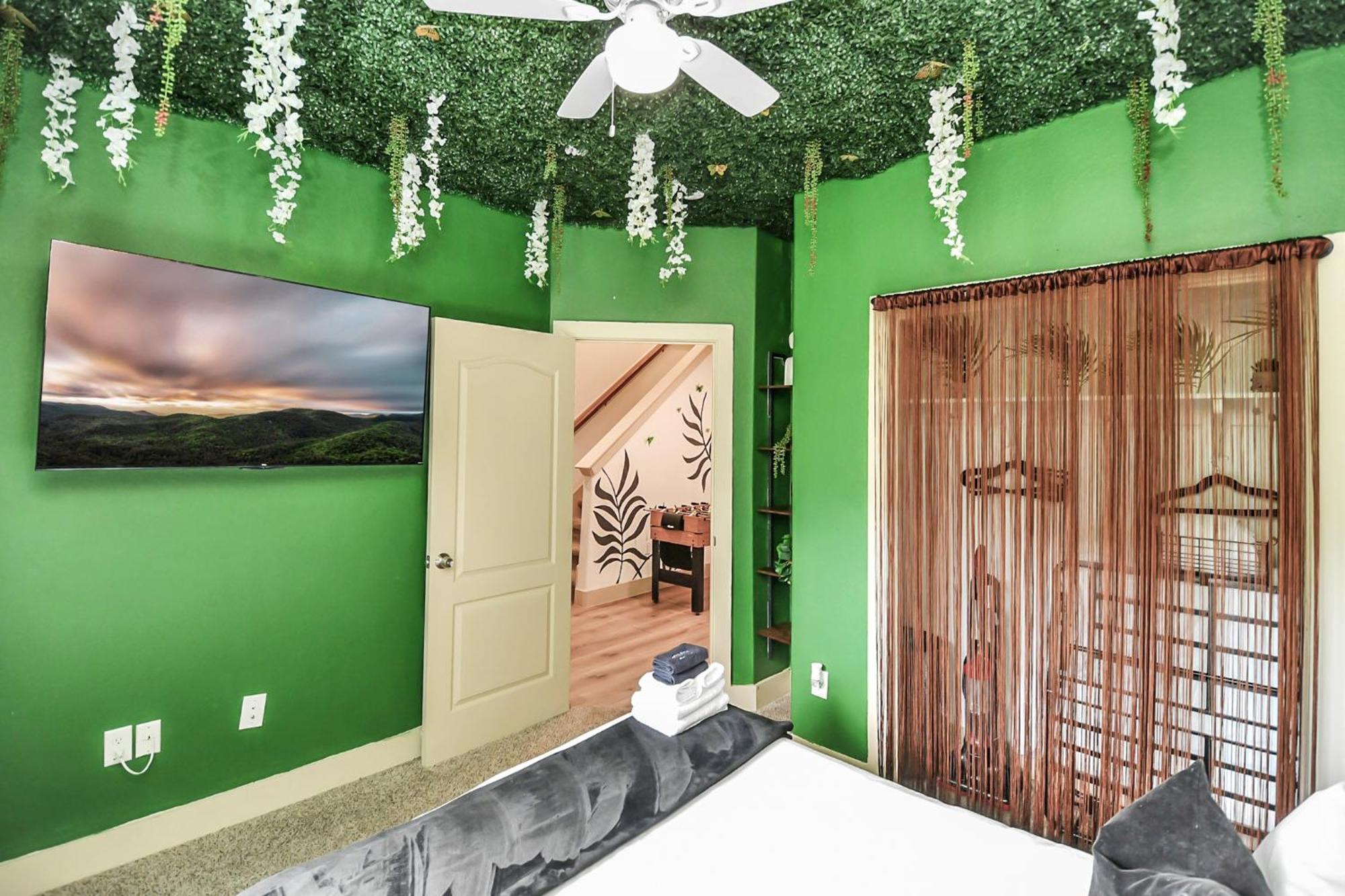 2 Homes! Sleeps 18, Games, Gated Parking & More! Houston
