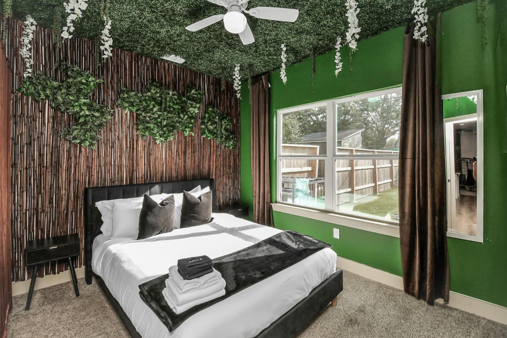 Apartment 2 Homes! Sleeps 18, Games, Gated Parking & More!