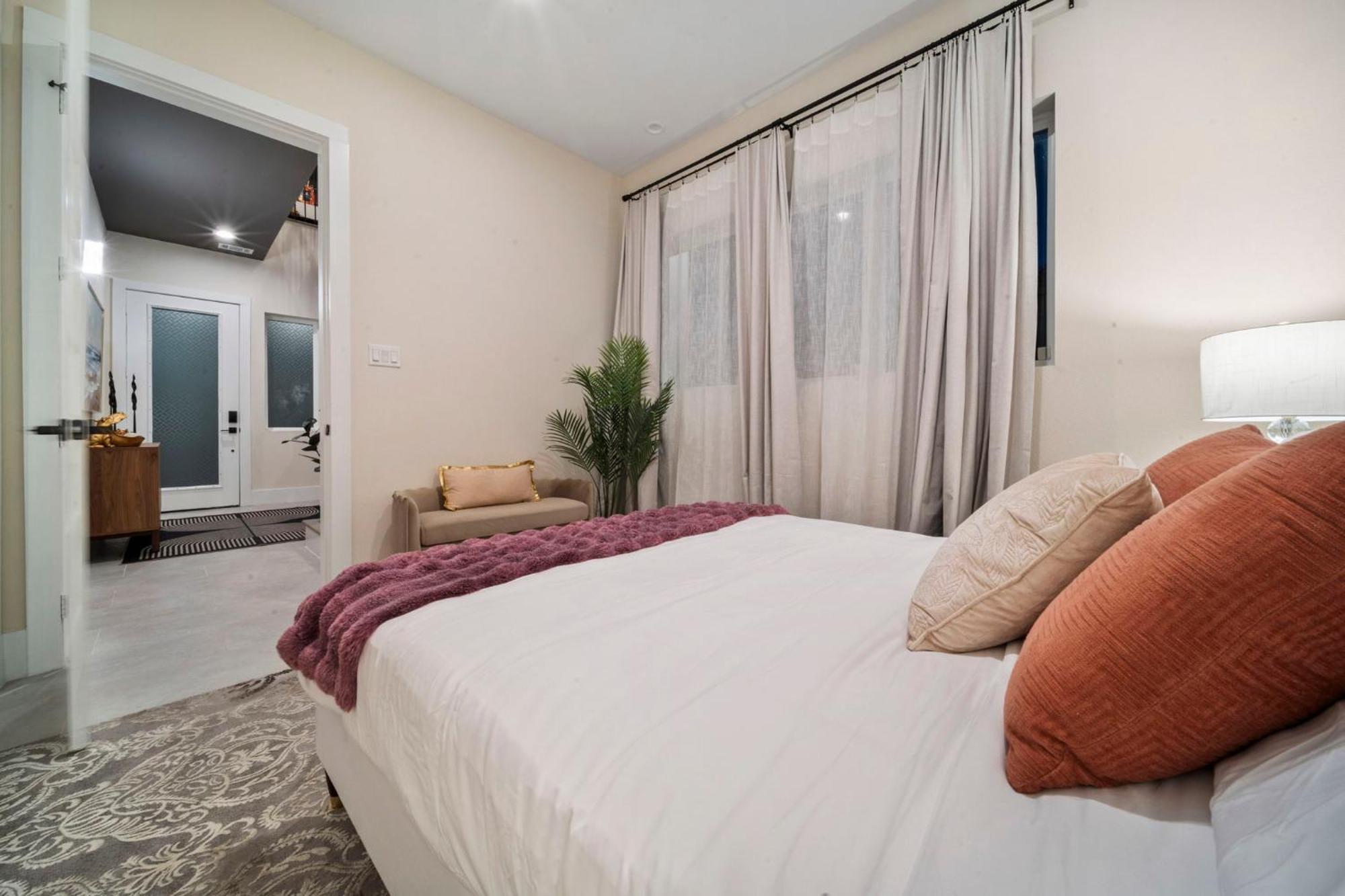 Holiday home Luxurious Escape Spacious Layout Sleeps 10 With Bbq & Private Rooftop & Mini Gym - Mins To Downtown