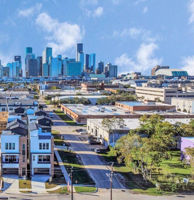 Blisshaven Luxe & Spacious In Downtown With Soaking Tub ,rooftop And Free Parking Villa