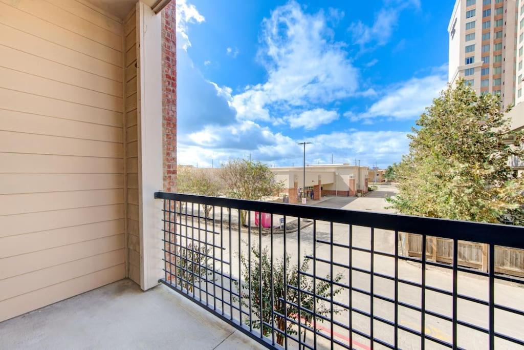Apartment Luxe With Pool, Gym, Wi-fi, Pets Allowed