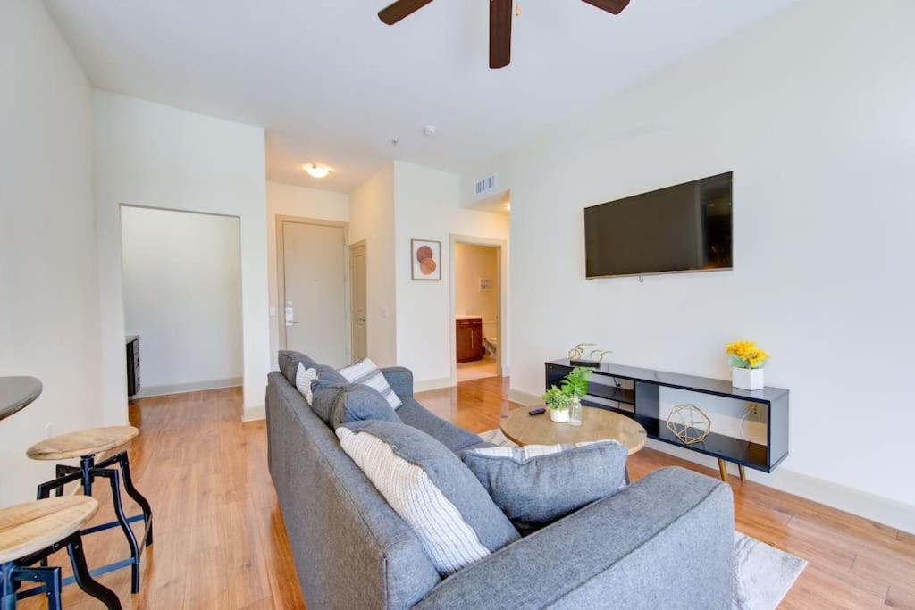 Luxe With Pool, Gym, Wi-fi, Pets Allowed Apartment *