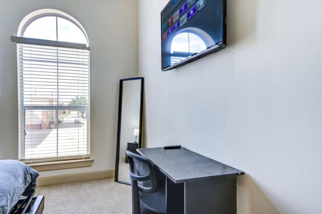 Apartment Luxe With Pool, Gym, Wi-fi, Pets Allowed Houston