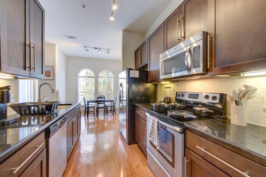 Luxe With Pool, Gym, Wi-fi, Pets Allowed