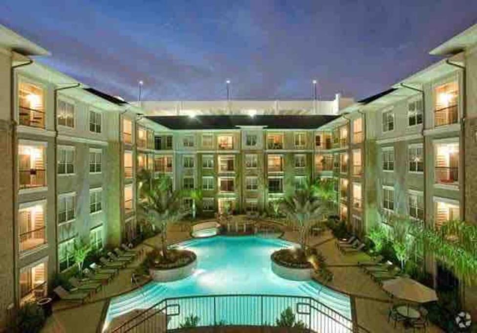 Luxe With Pool, Gym, Wi-fi, Pets Allowed Apartment