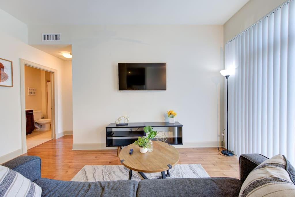 Apartment Luxe With Pool, Gym, Wi-fi, Pets Allowed *