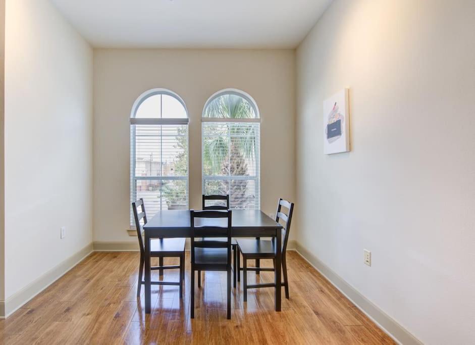 Luxe With Pool, Gym, Wi-fi, Pets Allowed Houston