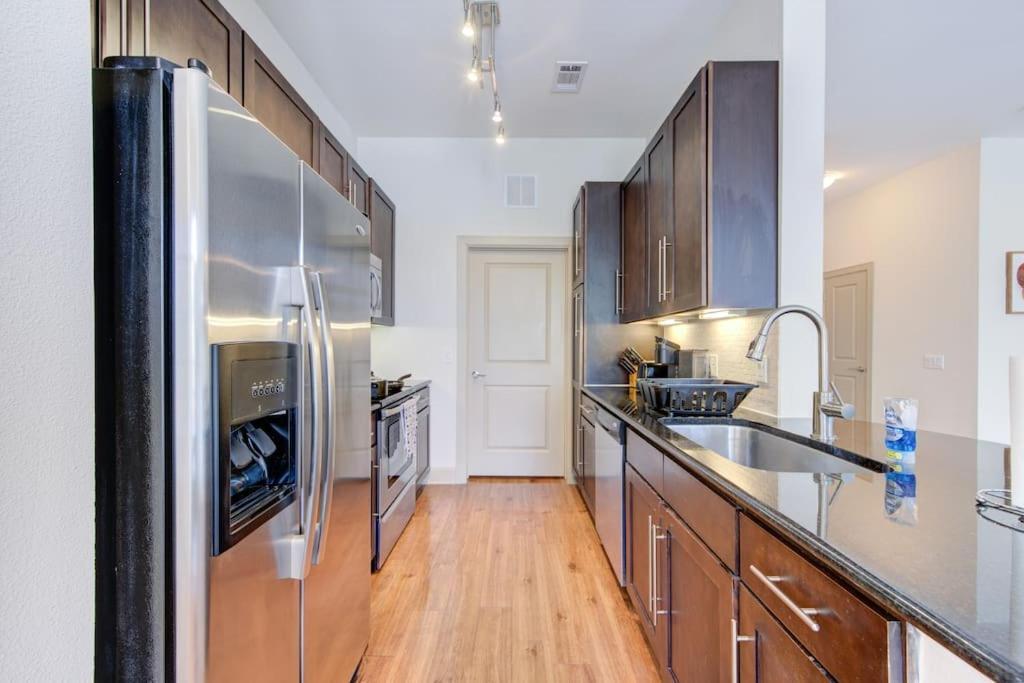 Luxe With Pool, Gym, Wi-fi, Pets Allowed * Houston