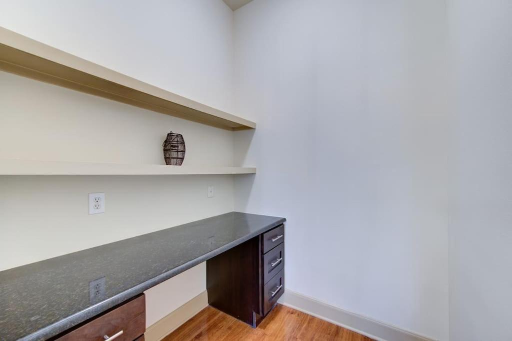 Apartment Luxe With Pool, Gym, Wi-fi, Pets Allowed