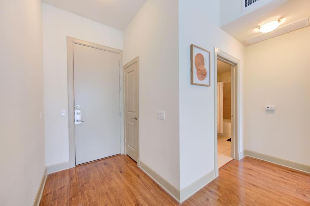Apartment Luxe With Pool, Gym, Wi-fi, Pets Allowed *