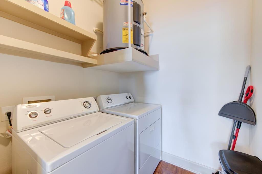 Apartment Luxe With Pool, Gym, Wi-fi, Pets Allowed *
