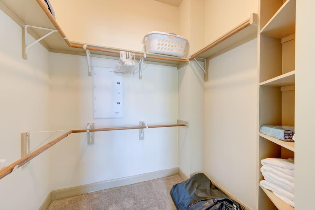 Luxe With Pool, Gym, Wi-fi, Pets Allowed Houston