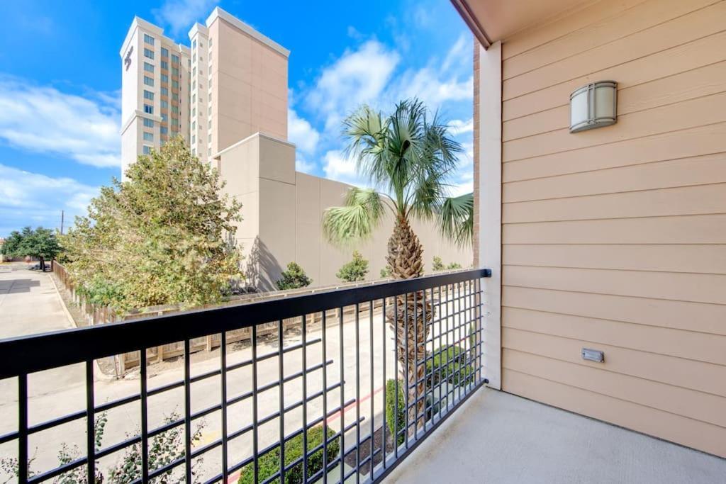 Luxe With Pool, Gym, Wi-fi, Pets Allowed * Houston