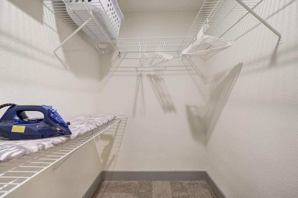 Perfect With King Bed, Free Parking, Free Wi-fi Apartment *