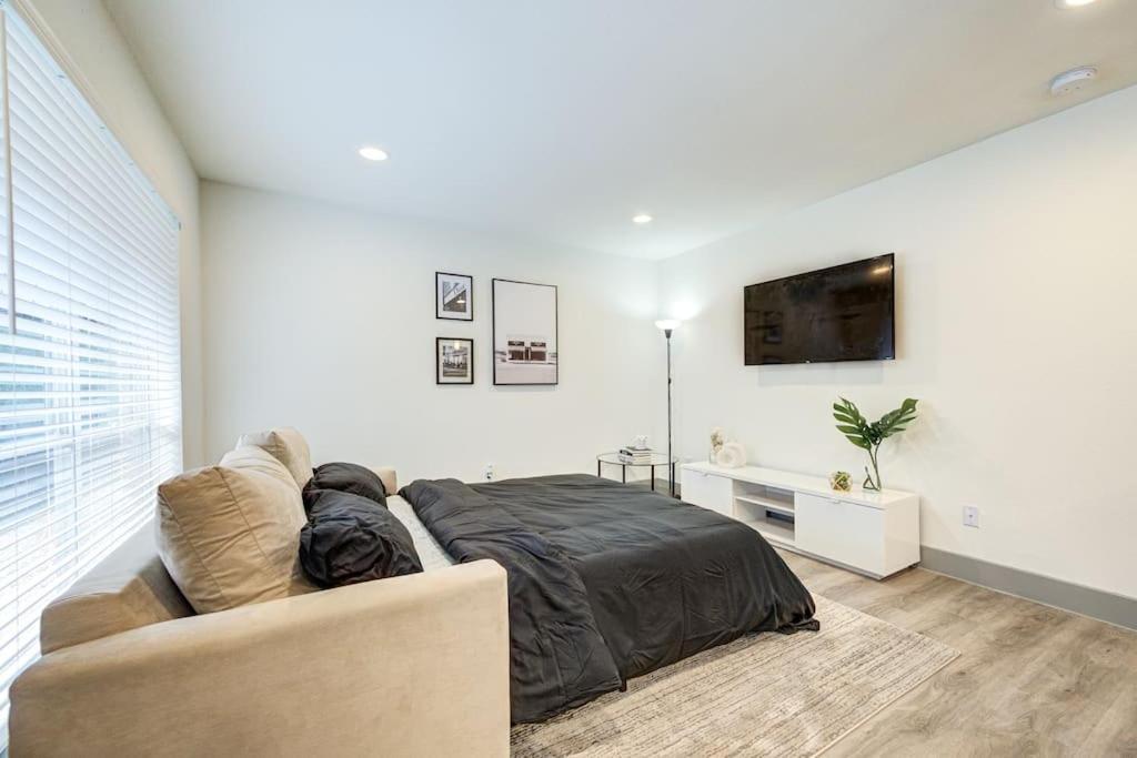 Perfect With King Bed, Free Parking, Free Wi-fi *