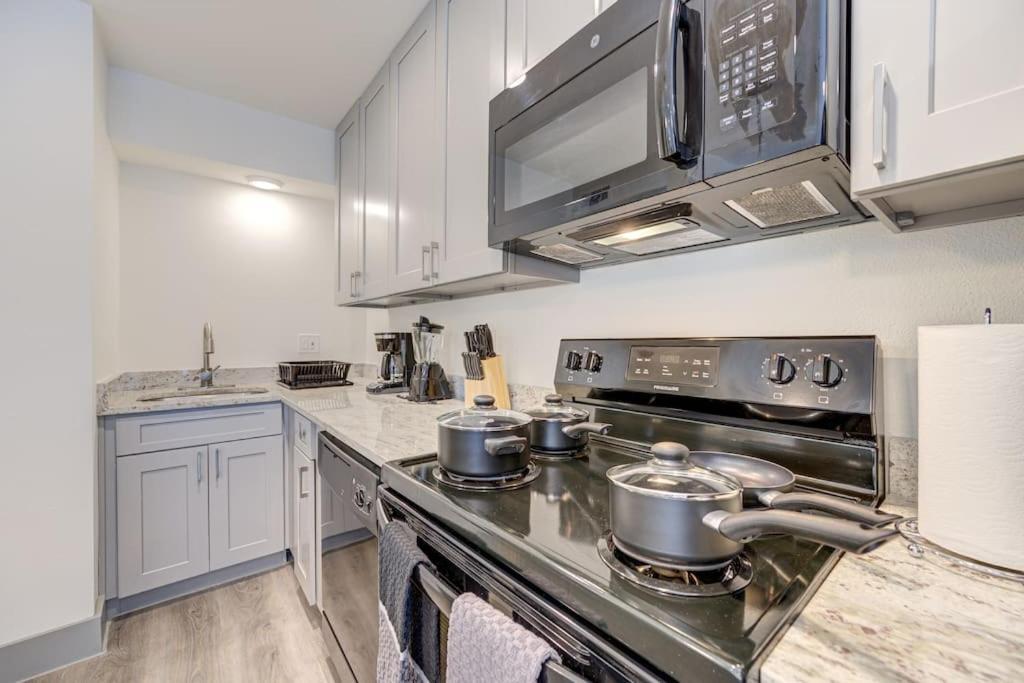 Perfect With King Bed, Free Parking, Free Wi-fi Apartment