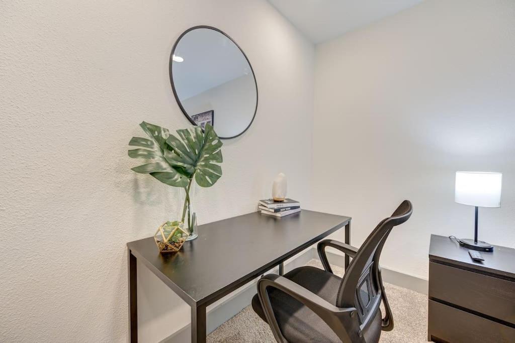 Perfect With King Bed, Free Parking, Free Wi-fi Apartment *