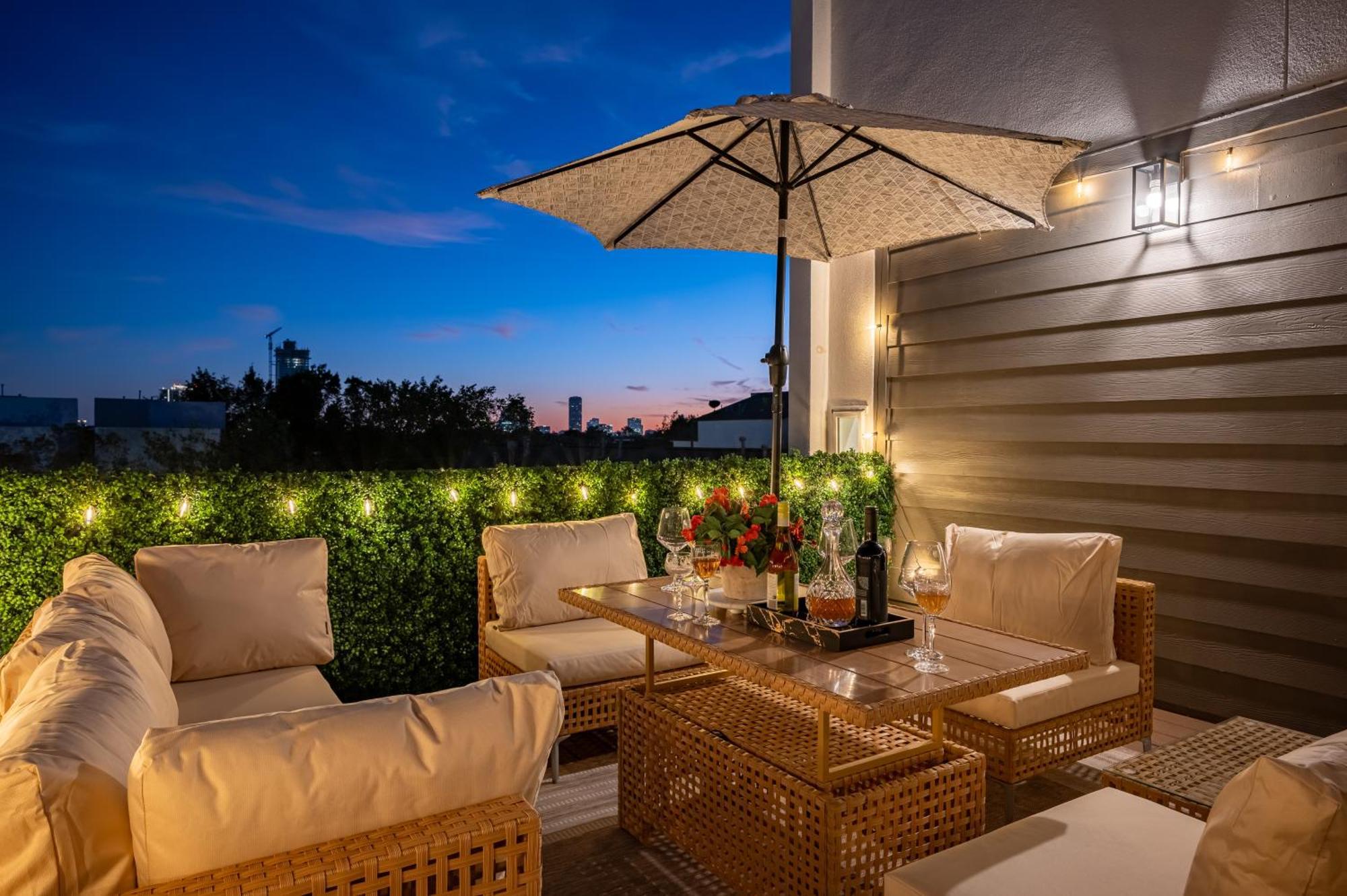 Luxurious Escape Spacious Layout Sleeps 10 With Bbq & Private Rooftop & Mini Gym - Mins To Downtown Holiday home *