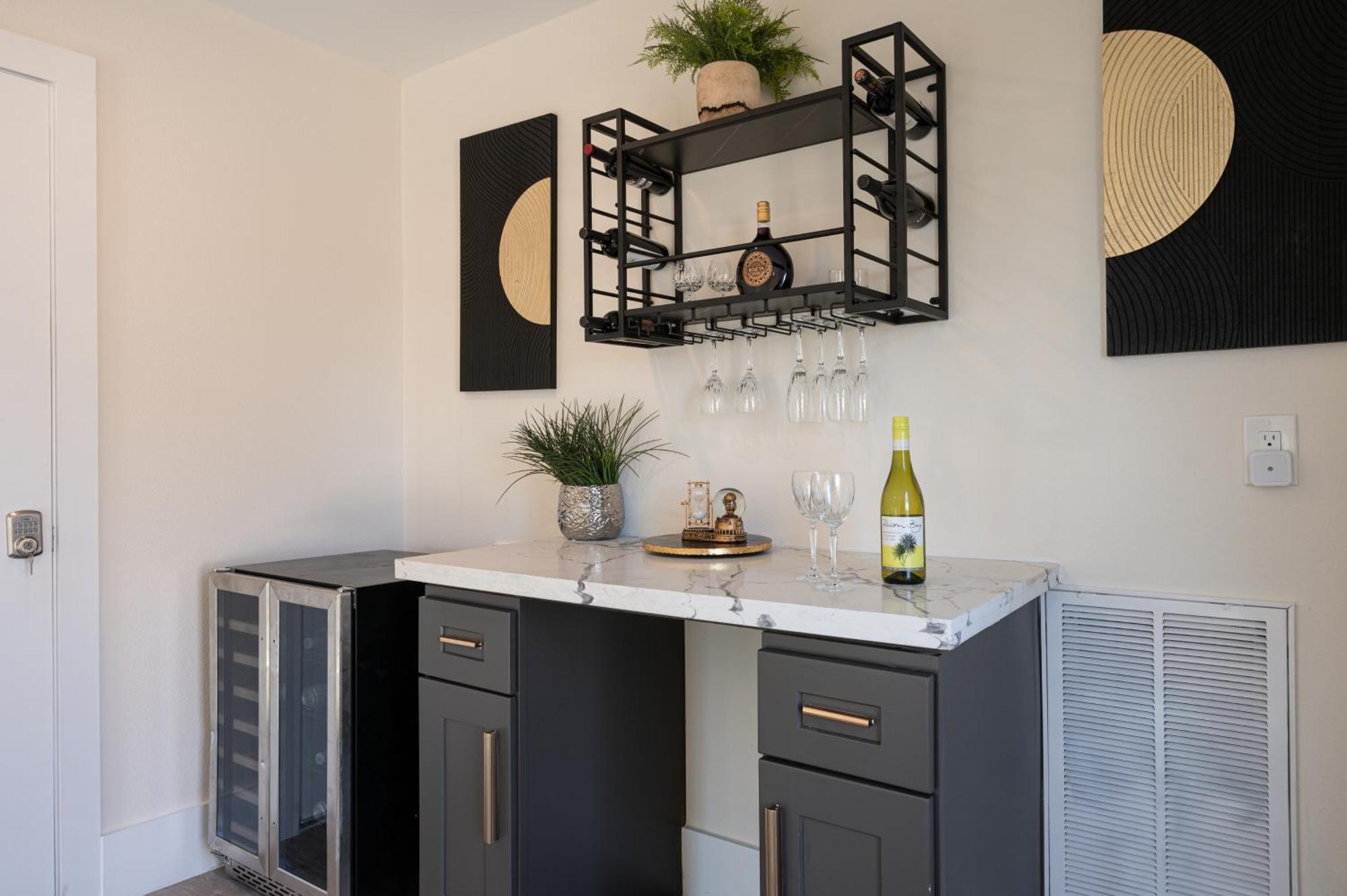 Luxurious Escape Spacious Layout Sleeps 10 With Bbq & Private Rooftop & Mini Gym - Mins To Downtown Holiday home