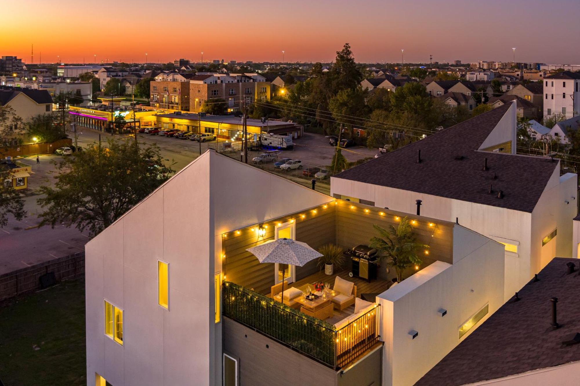 Luxurious Escape Spacious Layout Sleeps 10 With Bbq & Private Rooftop & Mini Gym - Mins To Downtown Holiday home *