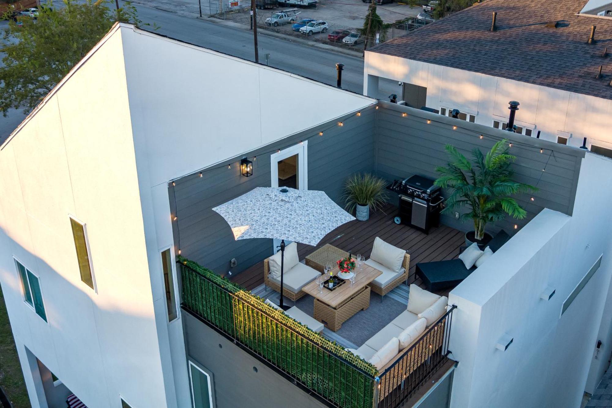 Luxurious Escape Spacious Layout Sleeps 10 With Bbq & Private Rooftop & Mini Gym - Mins To Downtown *