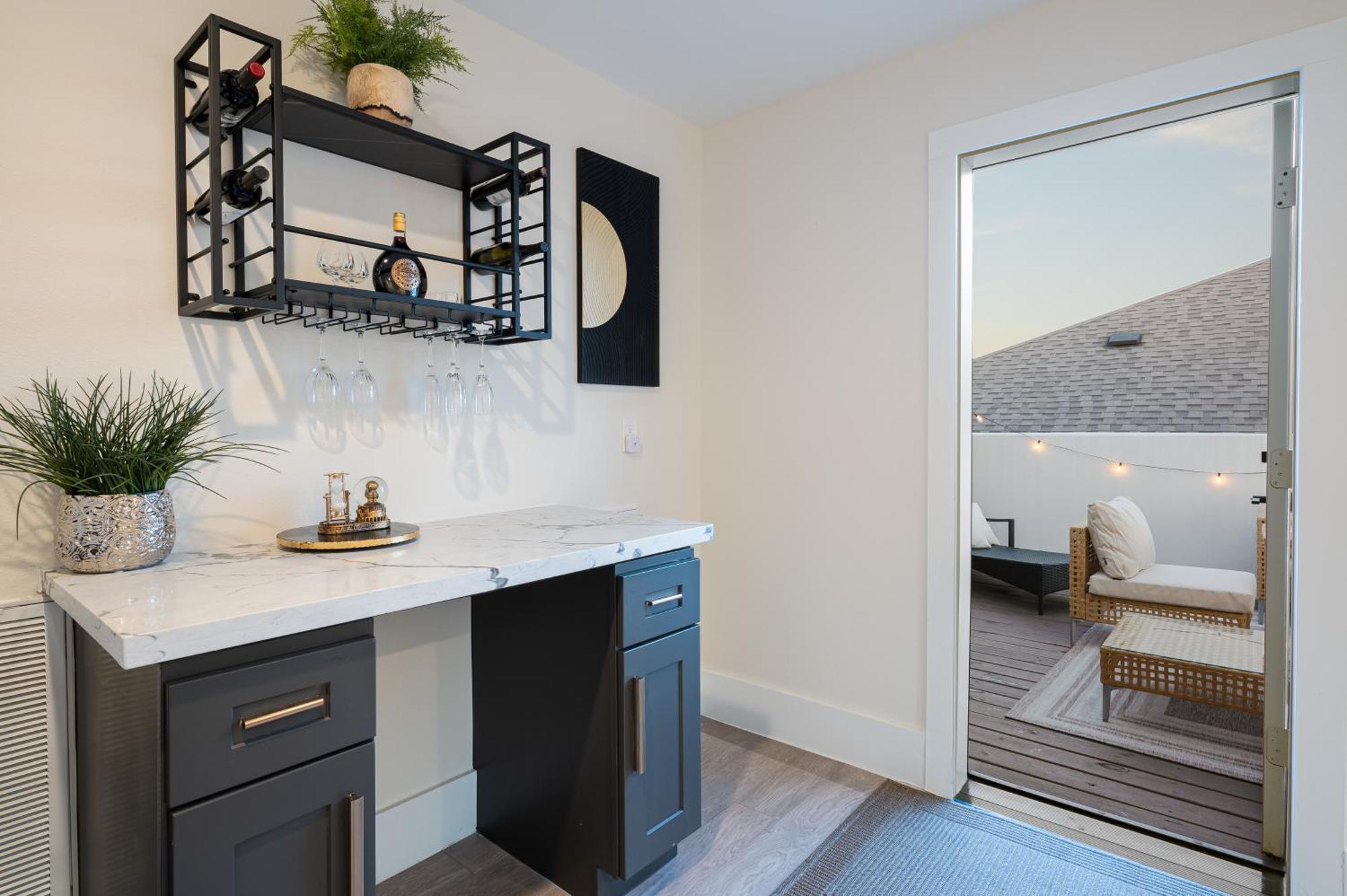 Holiday home Luxurious Escape Spacious Layout Sleeps 10 With Bbq & Private Rooftop & Mini Gym - Mins To Downtown *