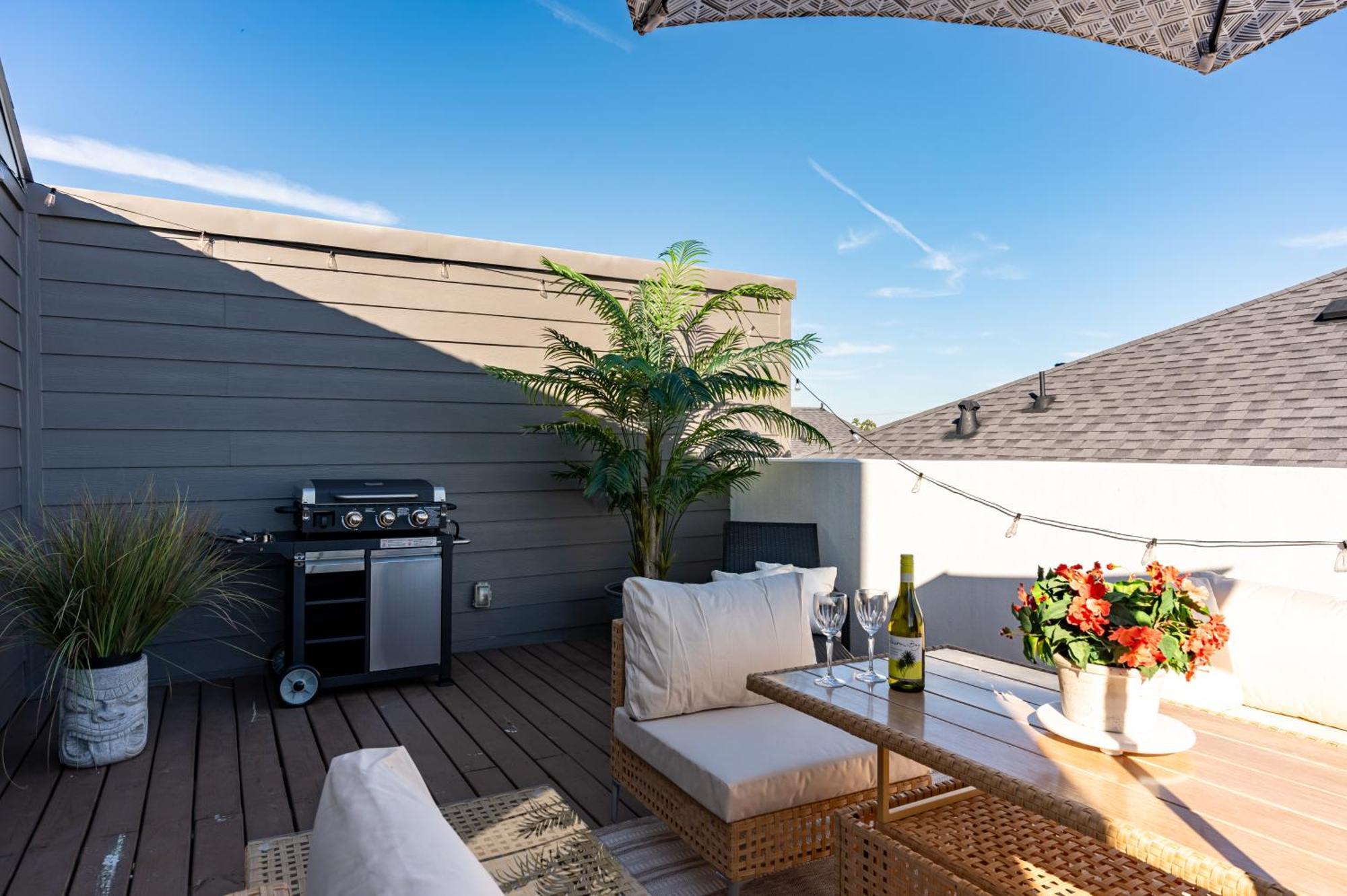 Luxurious Escape Spacious Layout Sleeps 10 With Bbq & Private Rooftop & Mini Gym - Mins To Downtown Holiday home