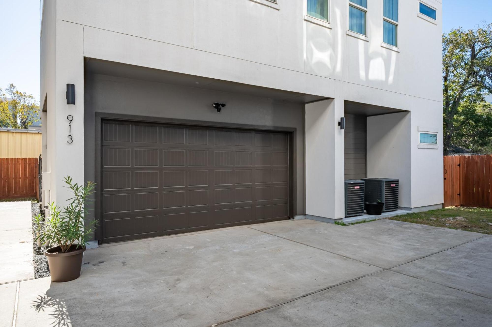 Luxurious Escape Spacious Layout Sleeps 10 With Bbq & Private Rooftop & Mini Gym - Mins To Downtown Holiday home Houston