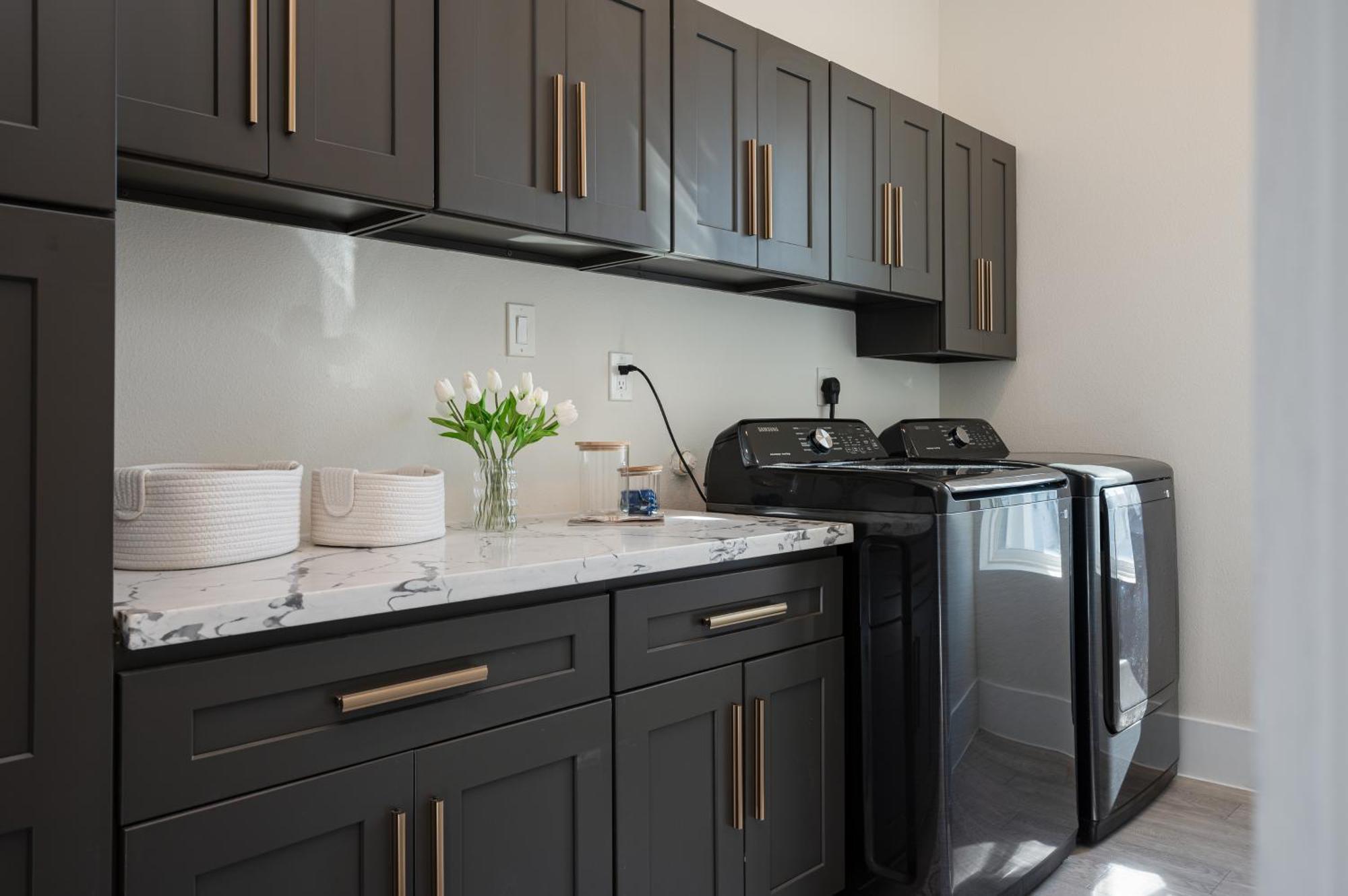 Luxurious Escape Spacious Layout Sleeps 10 With Bbq & Private Rooftop & Mini Gym - Mins To Downtown Holiday home