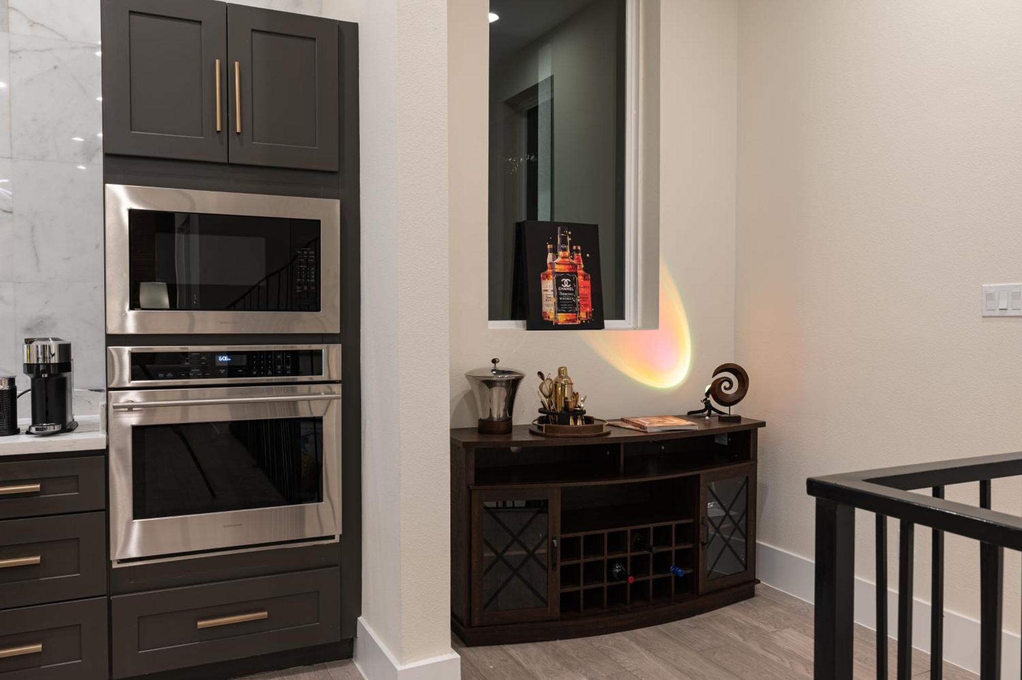 Luxurious Escape Spacious Layout Sleeps 10 With Bbq & Private Rooftop & Mini Gym - Mins To Downtown Holiday home Houston