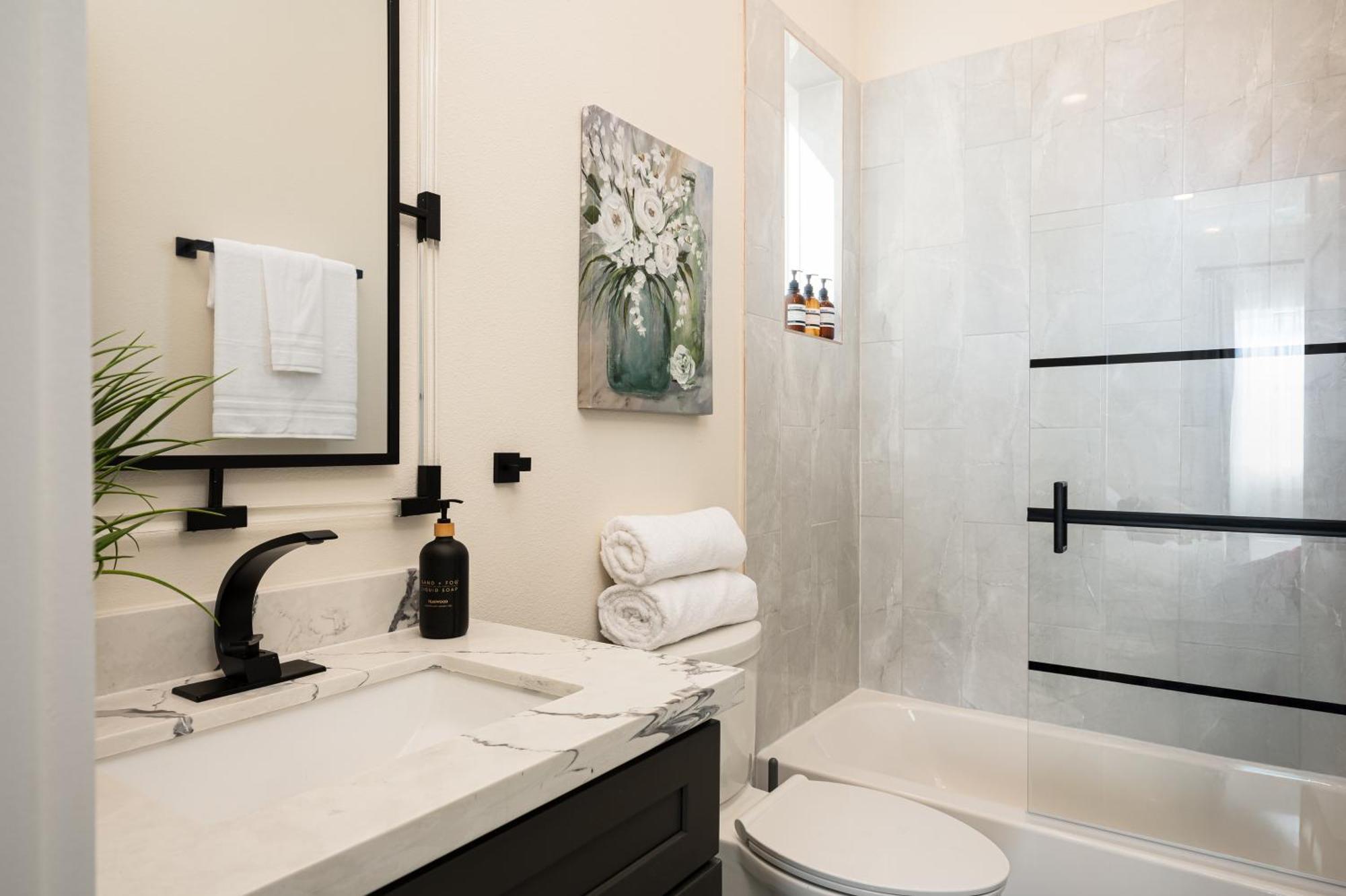 Luxurious Escape Spacious Layout Sleeps 10 With Bbq & Private Rooftop & Mini Gym - Mins To Downtown Holiday home *