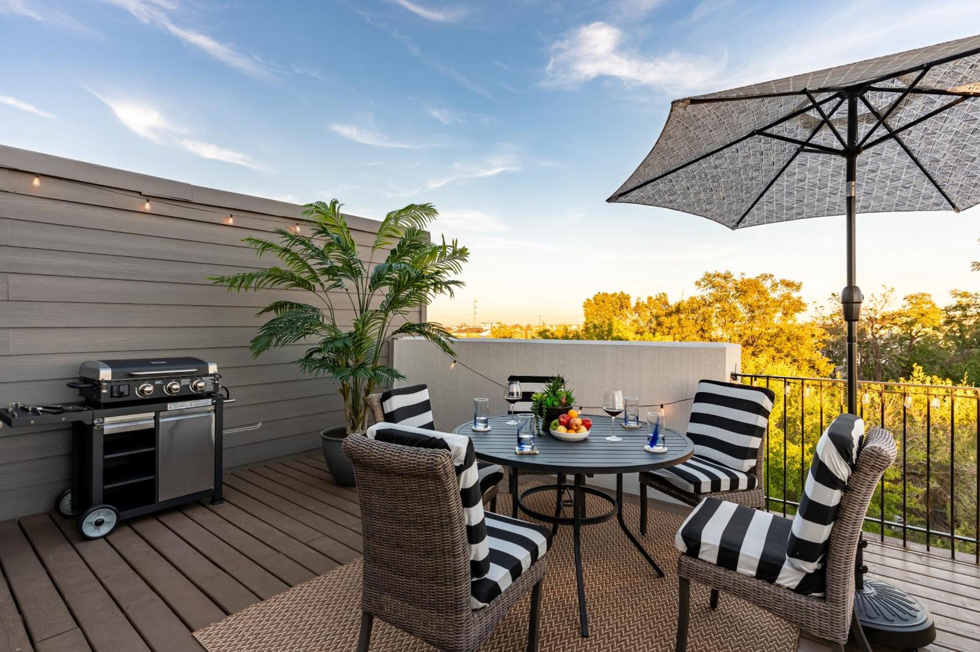 Holiday home Luxury Finishes Sleeps 10 Spacious Layout Private Rooftop & Bbq & Mini Gym - Close To Everything *