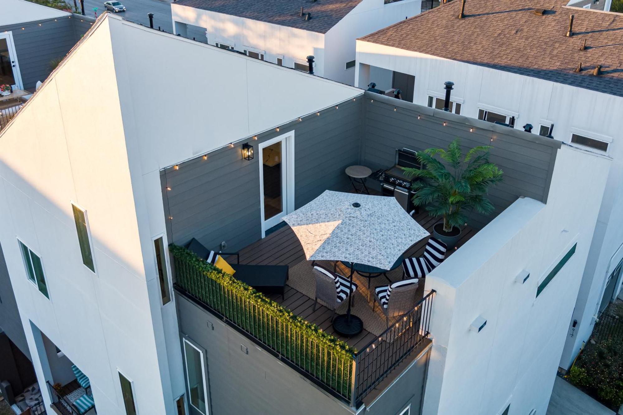 Holiday home Luxury Finishes Sleeps 10 Spacious Layout Private Rooftop & Bbq & Mini Gym - Close To Everything *