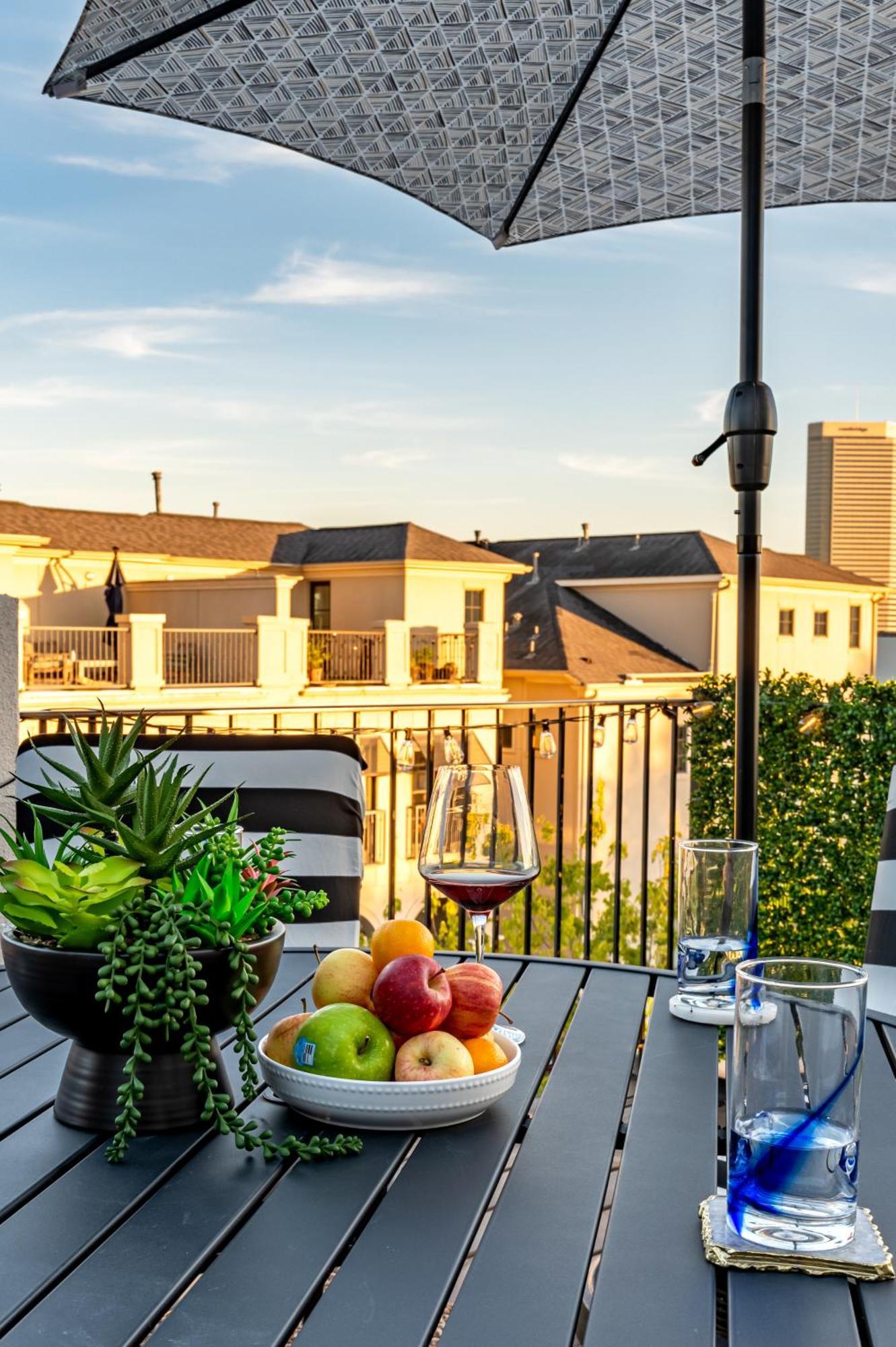 Holiday home Luxury Finishes Sleeps 10 Spacious Layout Private Rooftop & Bbq & Mini Gym - Close To Everything *