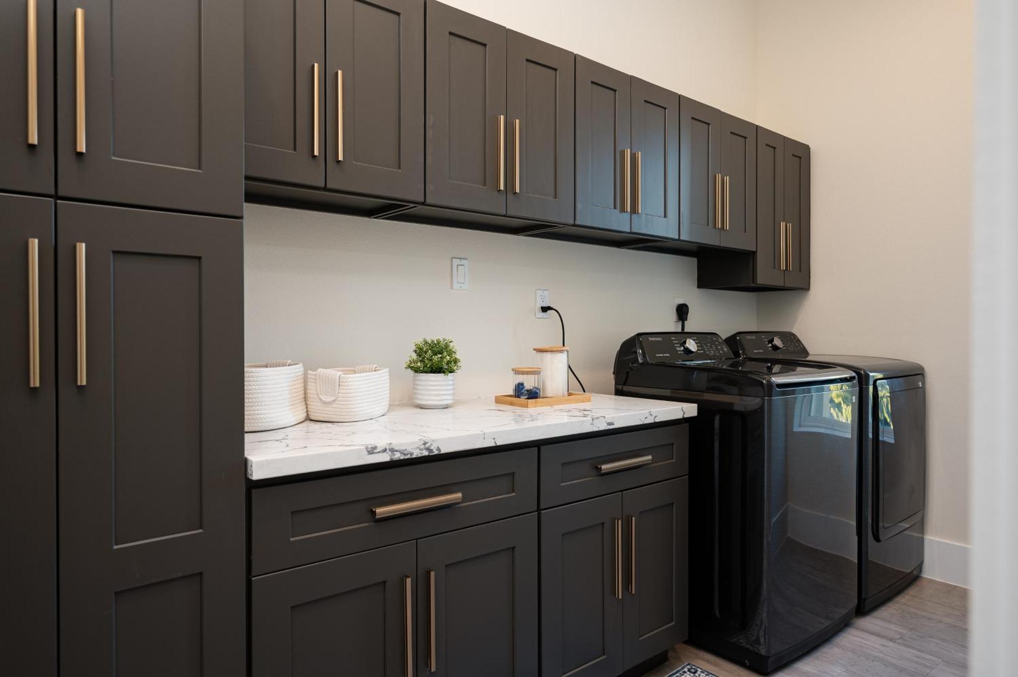 Luxury Finishes Sleeps 10 Spacious Layout Private Rooftop & Bbq & Mini Gym - Close To Everything