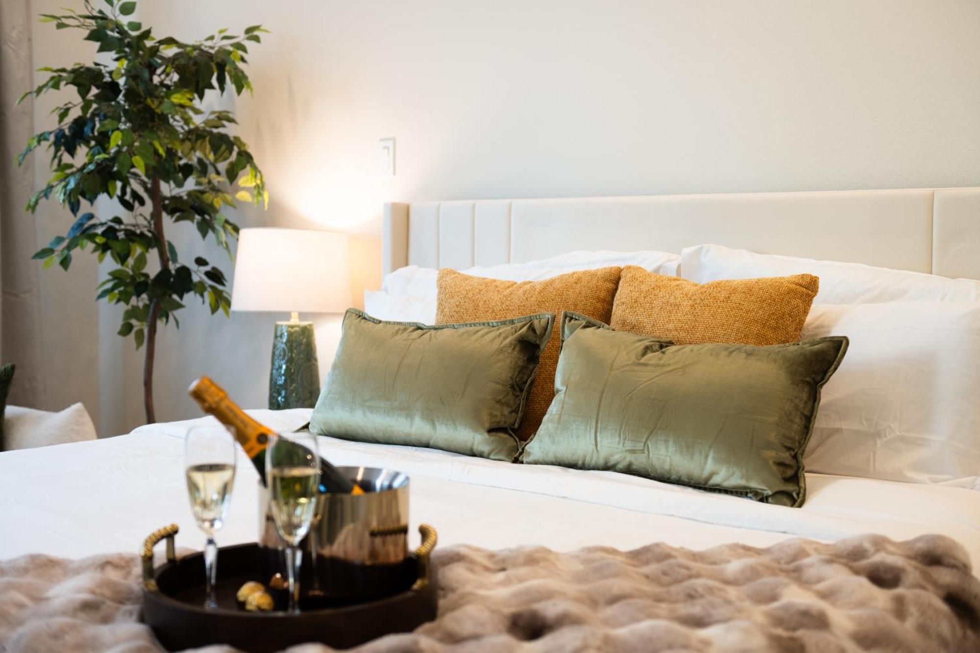 Holiday home Luxury Finishes Sleeps 10 Spacious Layout Private Rooftop & Bbq & Mini Gym - Close To Everything *