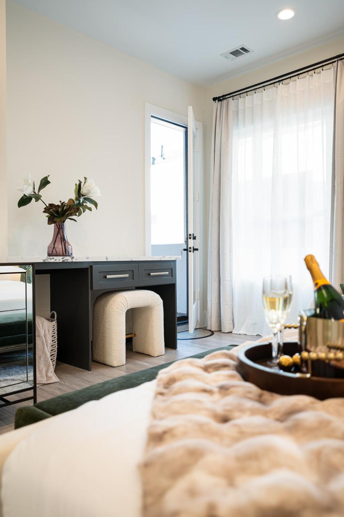 Luxury Finishes Sleeps 10 Spacious Layout Private Rooftop & Bbq & Mini Gym - Close To Everything *