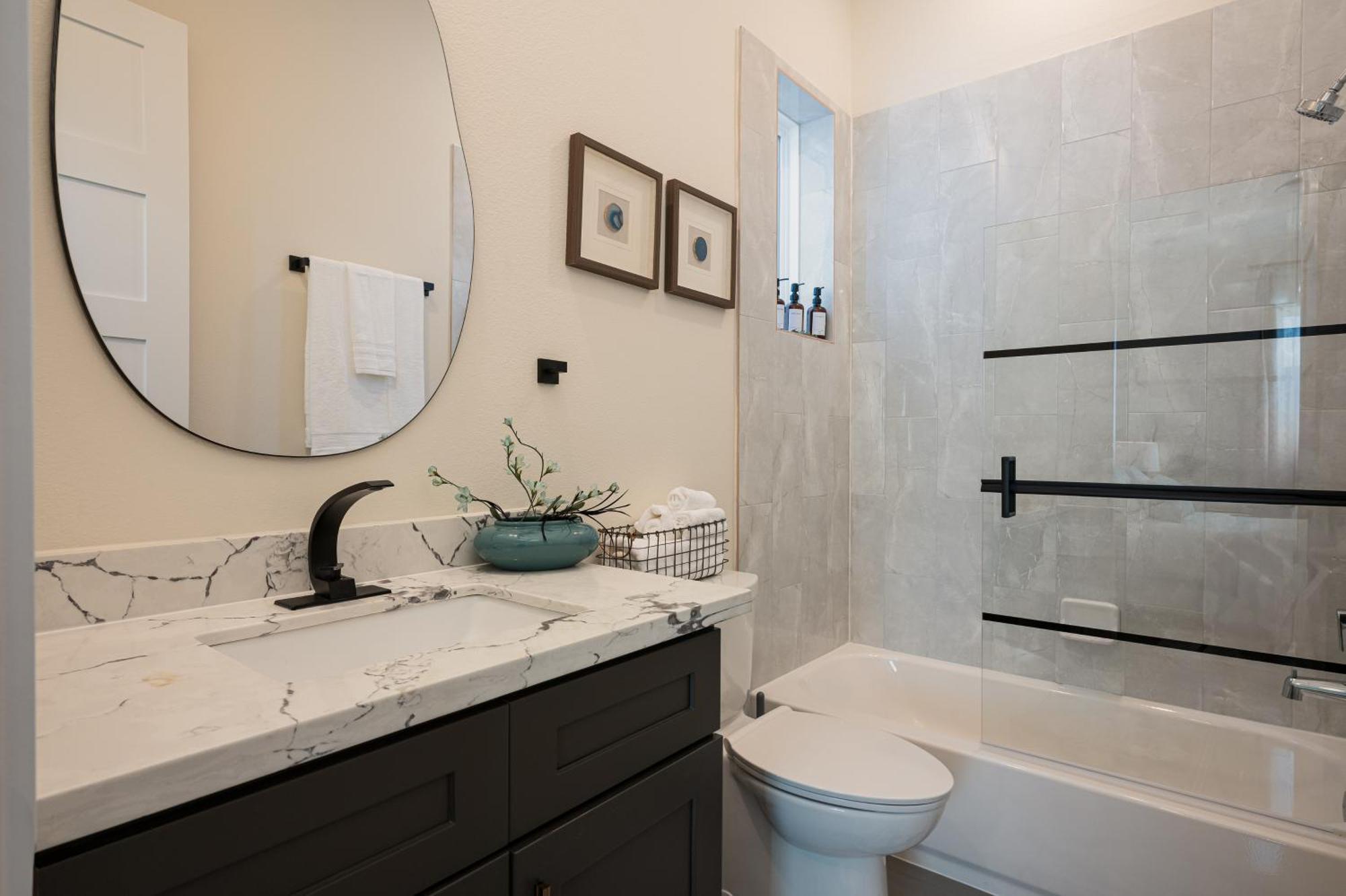 Luxury Finishes Sleeps 10 Spacious Layout Private Rooftop & Bbq & Mini Gym - Close To Everything