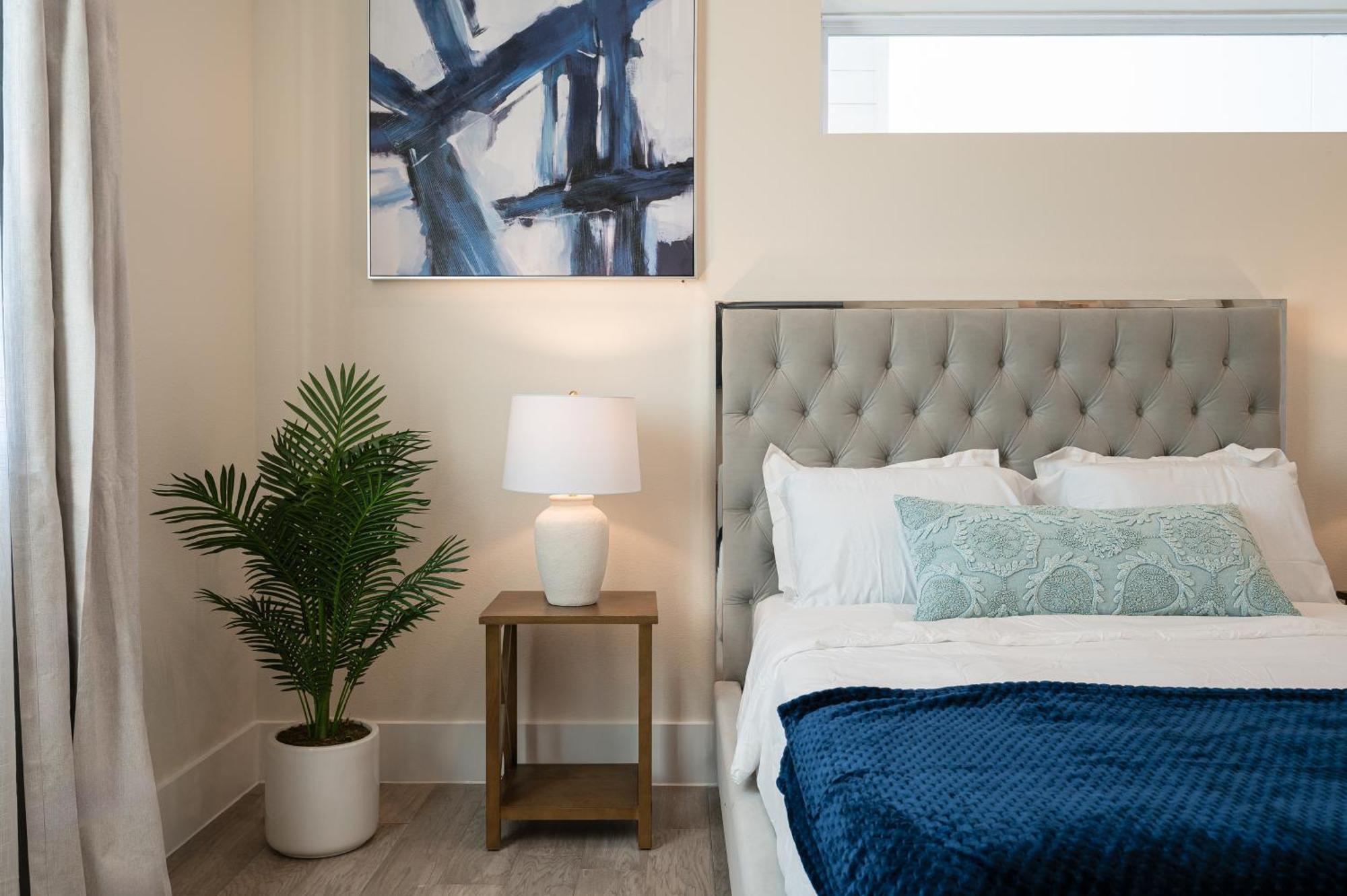 Luxury Finishes Sleeps 10 Spacious Layout Private Rooftop & Bbq & Mini Gym - Close To Everything *