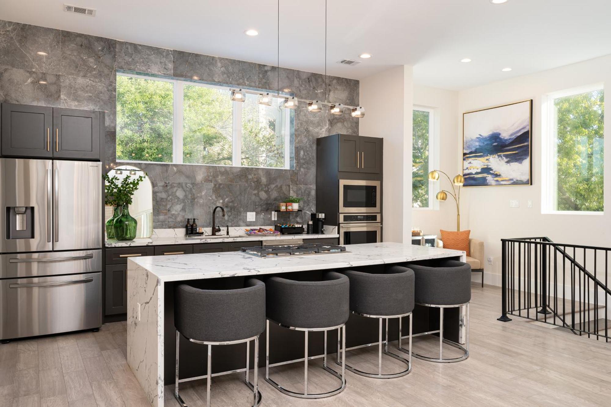 Luxury Finishes Sleeps 10 Spacious Layout Private Rooftop & Bbq & Mini Gym - Close To Everything *